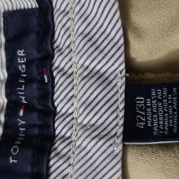 2 pairs mens khakis. 1 tommy hilfiger 1 columbia both 42x30 - Picture 3 of 5